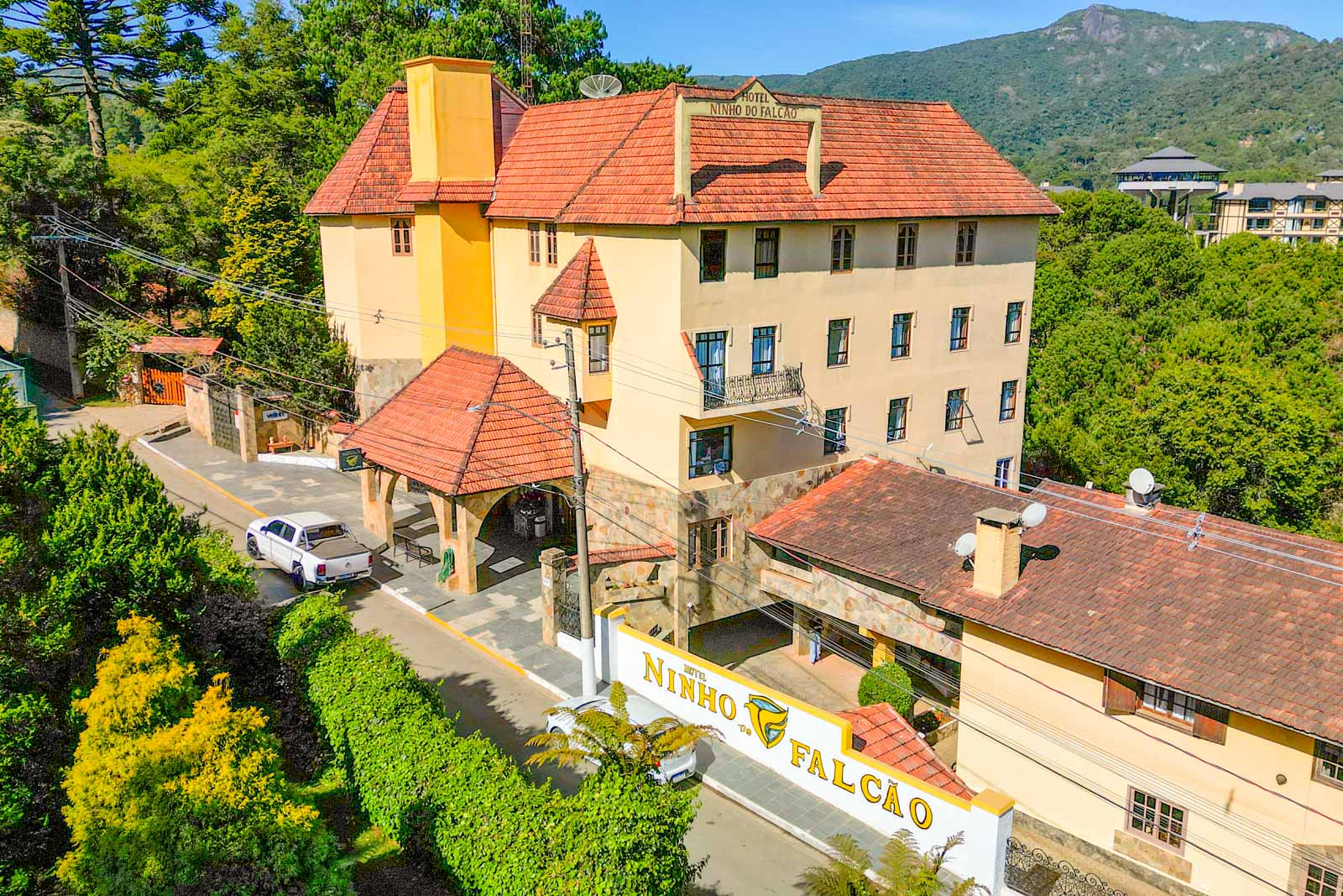 Fundado em julho de 1987, em plena temporada de inverno, o Hotel Ninho do Falcão se transformou, através dos anos, em orgulho de Monte Verde. Sua arquitetura nobre, que lembra os Mosteiros da Idade Média, fez do hotel um dos cartões postais da cidade.